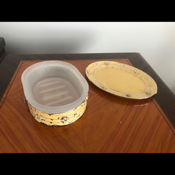 Mike + Ally 2-piece bath accessories w/soap dish